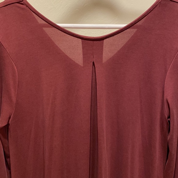 Sheer V neck long sleeve burgundy tunic with side pockets and pleated back - Picture 3 of 7